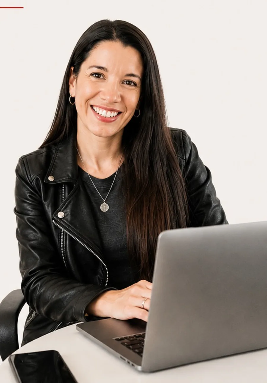 Fundadora de LIDERA Marketing Digital trabajando
